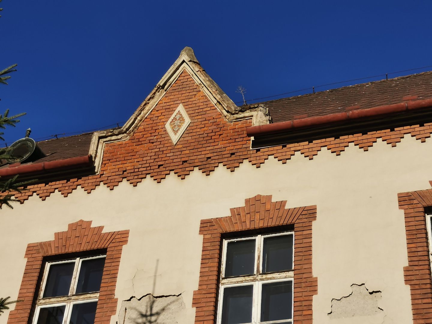 Dvorová fasáda, východné krídlo, atikový štít (veľký školský dvor) pred zmenou