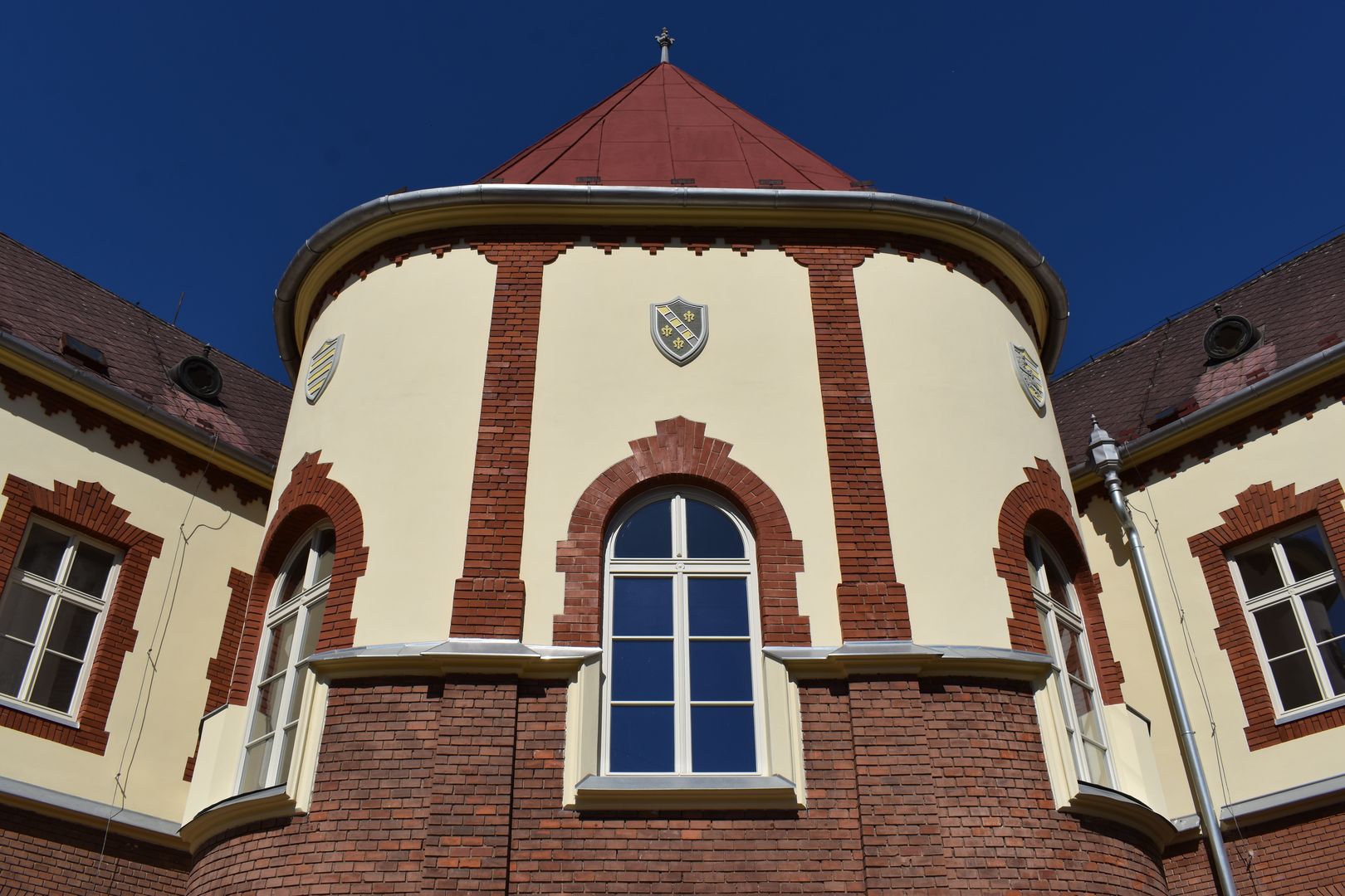 Dvorová fasáda, severné krídlo, nárožná rotunda (veľký školský dvor) po zmene