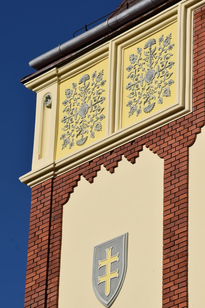 Hlavný stredový rizalit (veľký školský dvor), detail dekoratívnej výzdoby po zmene