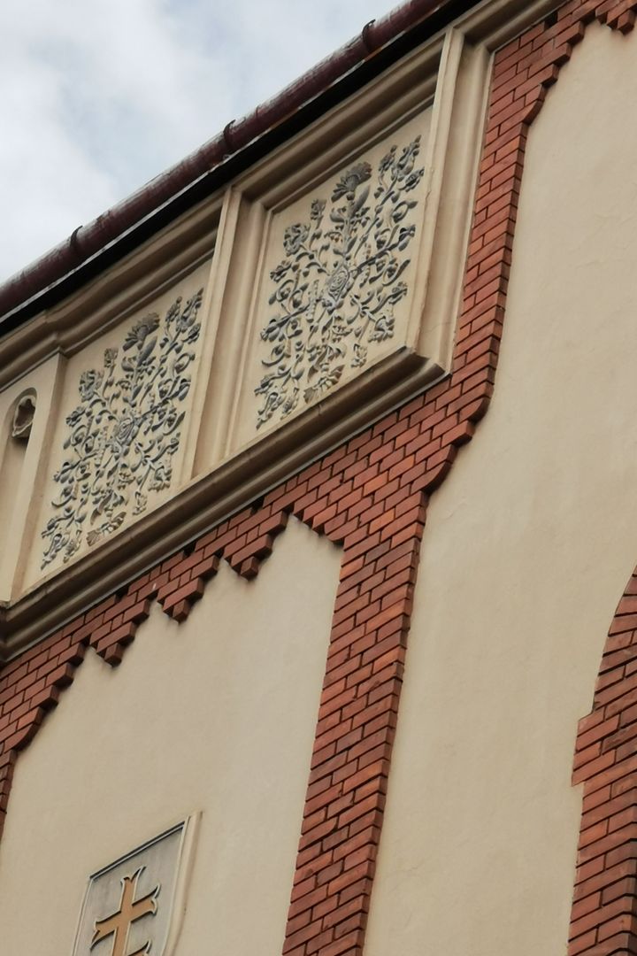 Hlavný stredový rizalit (veľký školský dvor), detail dekoratívnej výzdoby pred zmenou