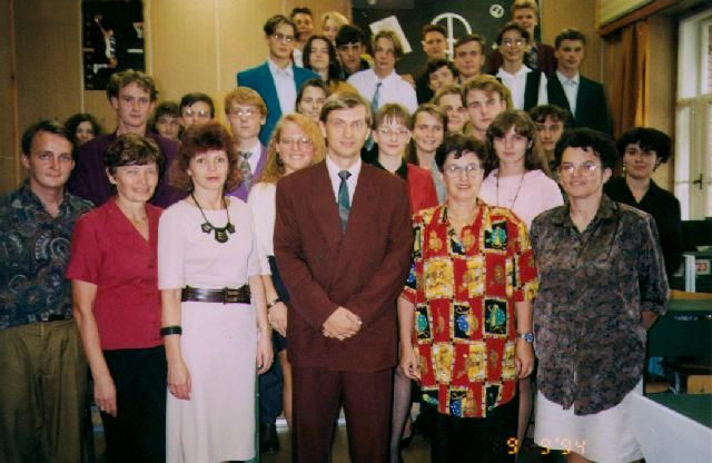 Ing. J. Vacek (v strede) — náš prvý učiteľ aplikovanej ekonómie