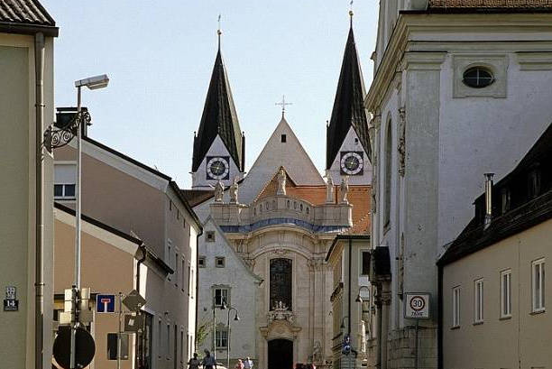 Der Eichstätter Dom mit dem Rathaus