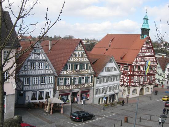 Marktplatz und Rathaus