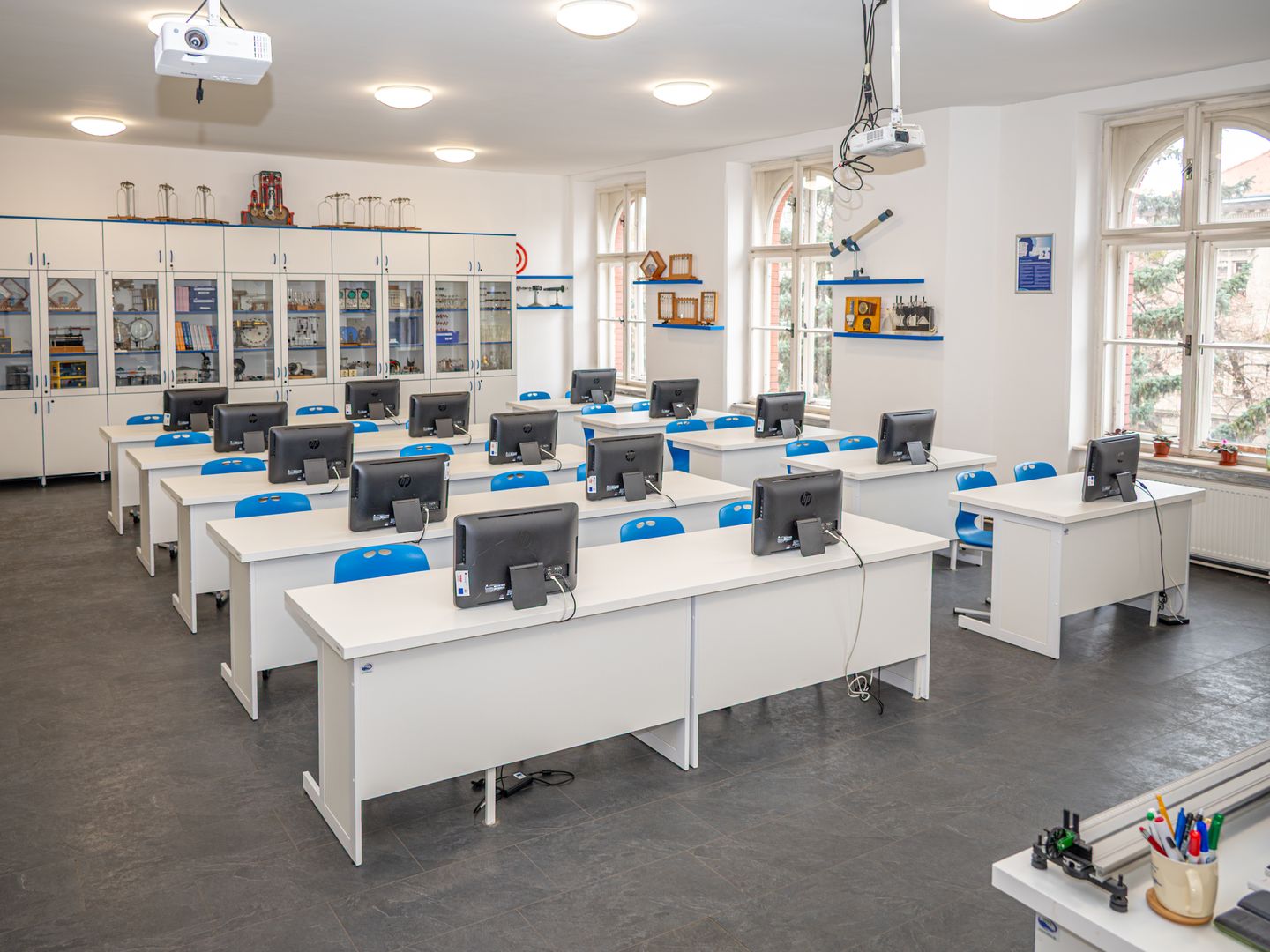 Laboratórium fyziky &mdash; Science lab.